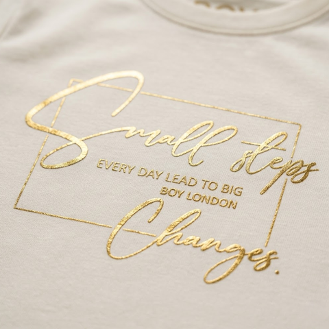 Playera Boy London Mujer Crema Small Steps Foil Oro