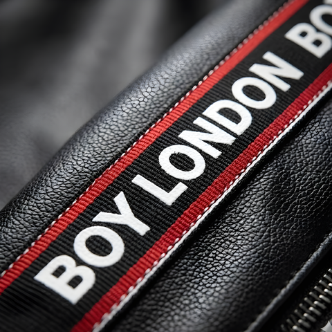Chamarra Vinipiel Boy London Negra Líneas Rojo Blanco
