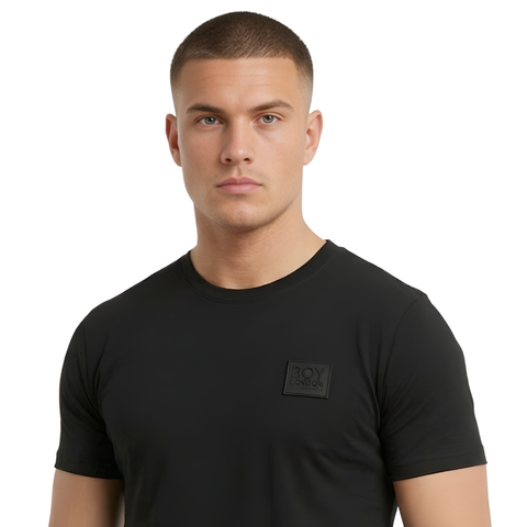 Playera Negra Boy London Hombre Parche Tono sobre Tono