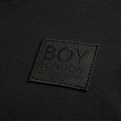 Playera Negra Boy London Hombre Parche Tono sobre Tono