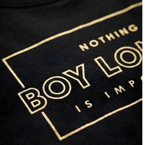 Playera Boy London Mujer Negra Nothing Is Impossible Foil Dorado