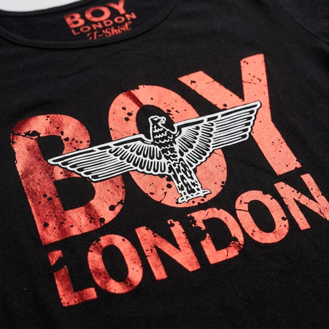 Playera Negra De Dama Letras Rojas Foil Y Aguila Boy London
