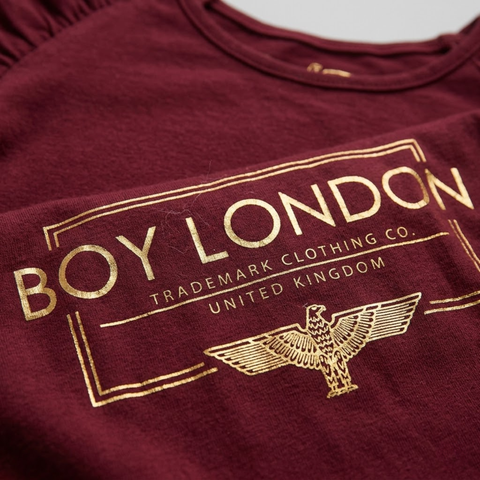 Playera Boy London Mujer Vino Insignia Dorada UK