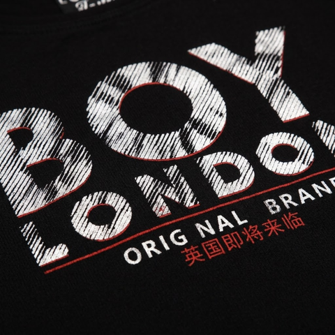 Playera Boy London Mujer Negra Letras Plateadas Rojo