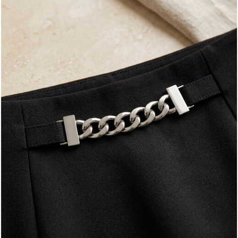 Falda Boy London Mini Negra con Cadena Plateada y Aberturas Frontales