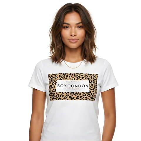 Playera Boy London Mujer Blanca Print Leopardo Logo