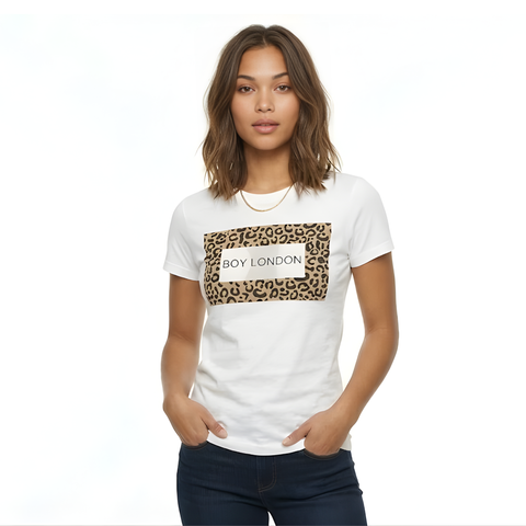 Playera Boy London Mujer Blanca Print Leopardo Logo