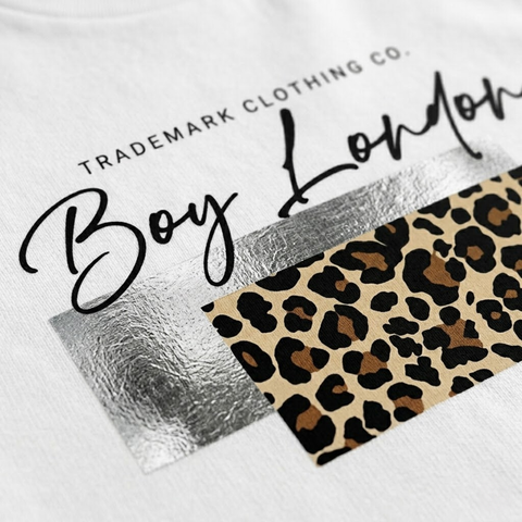 Playera Boy London Mujer Blanca Cursiva Animal Print Foil