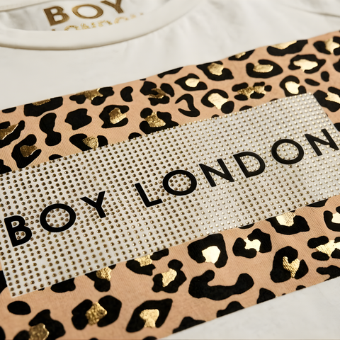 Playera Boy London Mujer Blanca Print Leopardo Logo