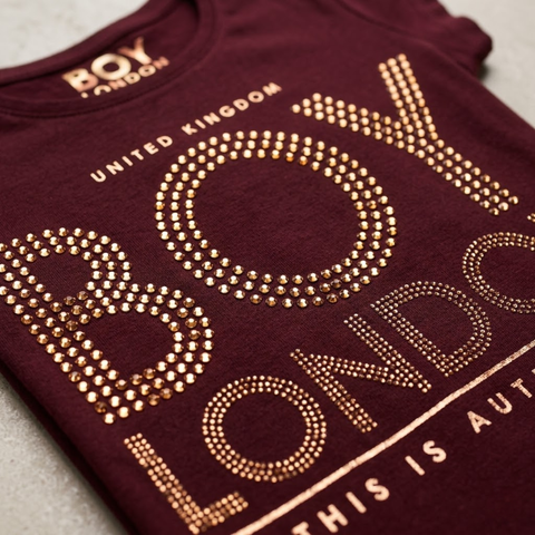 Playera Boy London Mujer Vino Pedrería Rose Gold UK
