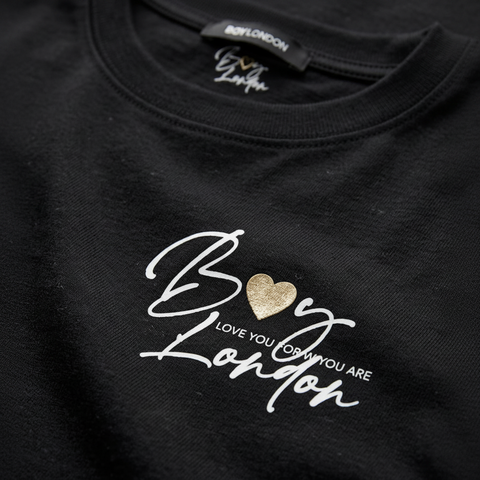 Playera Boy London Mujer Negra Logo Cursivo Pecho