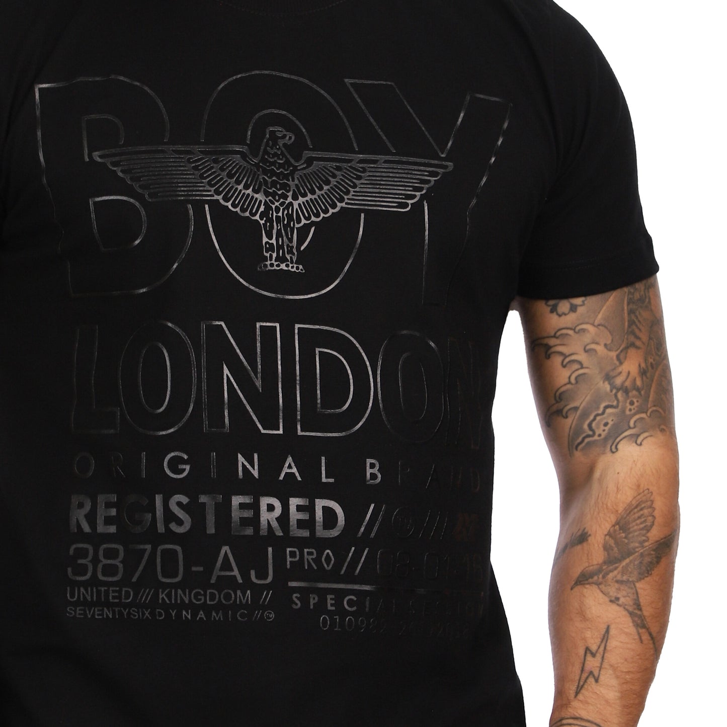 Playera Negra De Manga Corta Letras Texturizadas Boy London