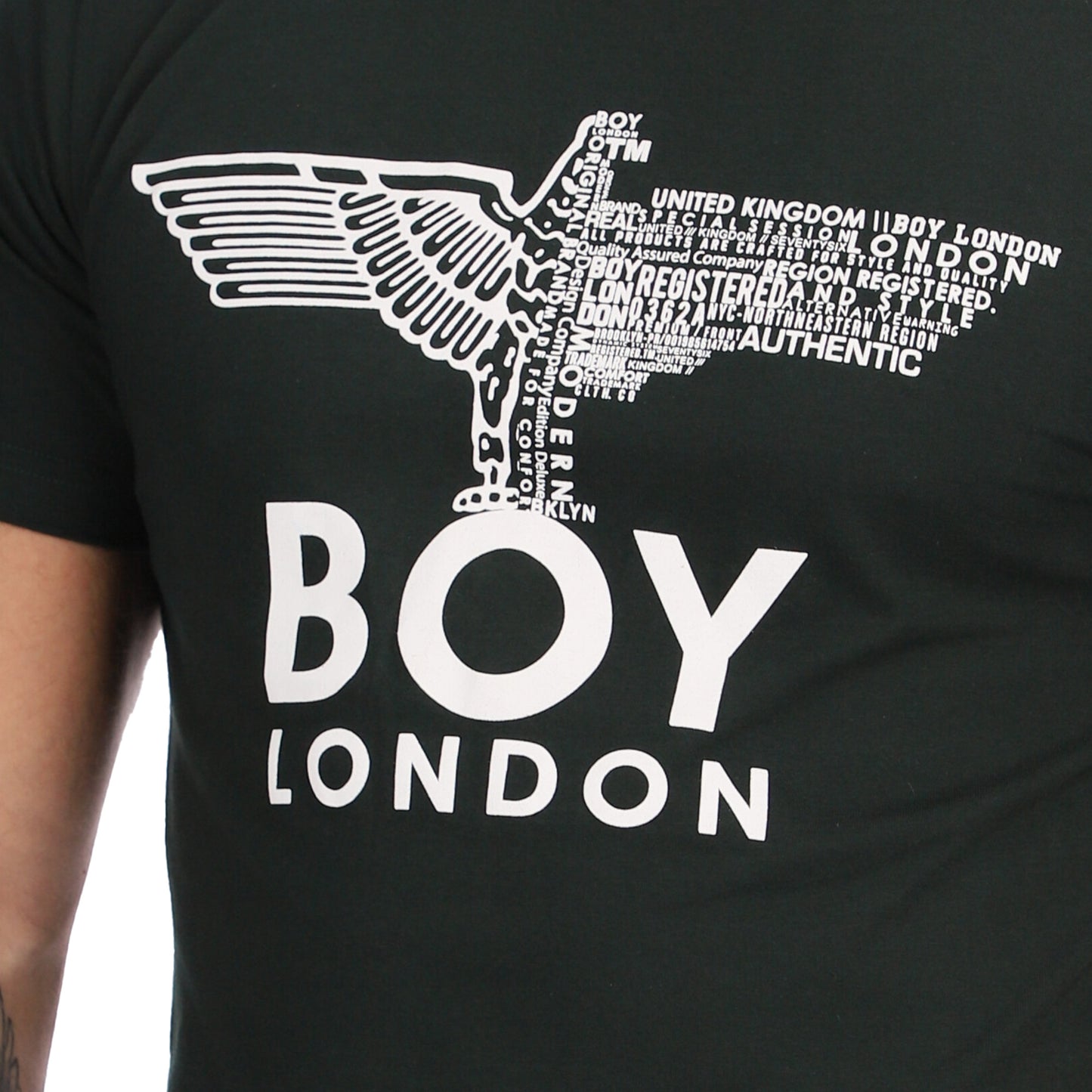Playera Manga Corta De Águila Con Letras Blancas Boy London