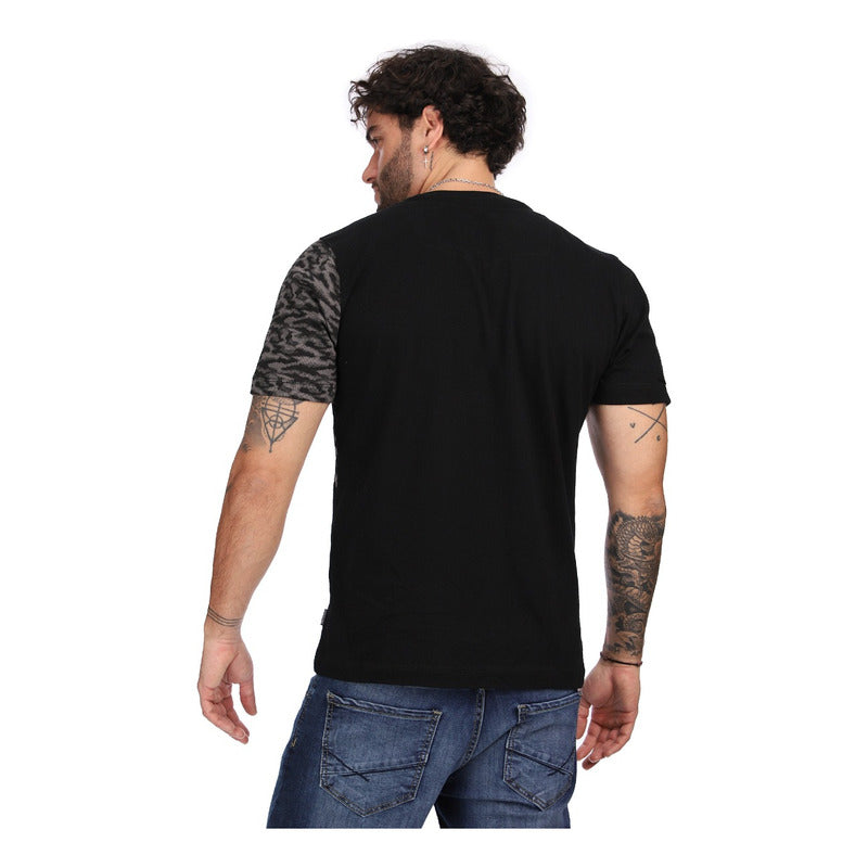 Playera Hombre Letras Negras Estampado Cruzado Boy London