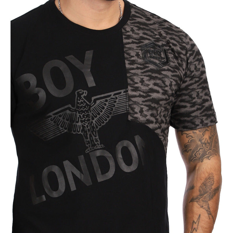Playera Hombre Letras Negras Estampado Cruzado Boy London