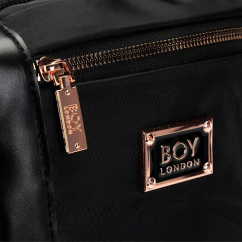 Mochila Negra Casual Urbana Cierres Rosa Metálico Boy London Color Negro Y Rosa Diseño De La Tela Lisa Liso