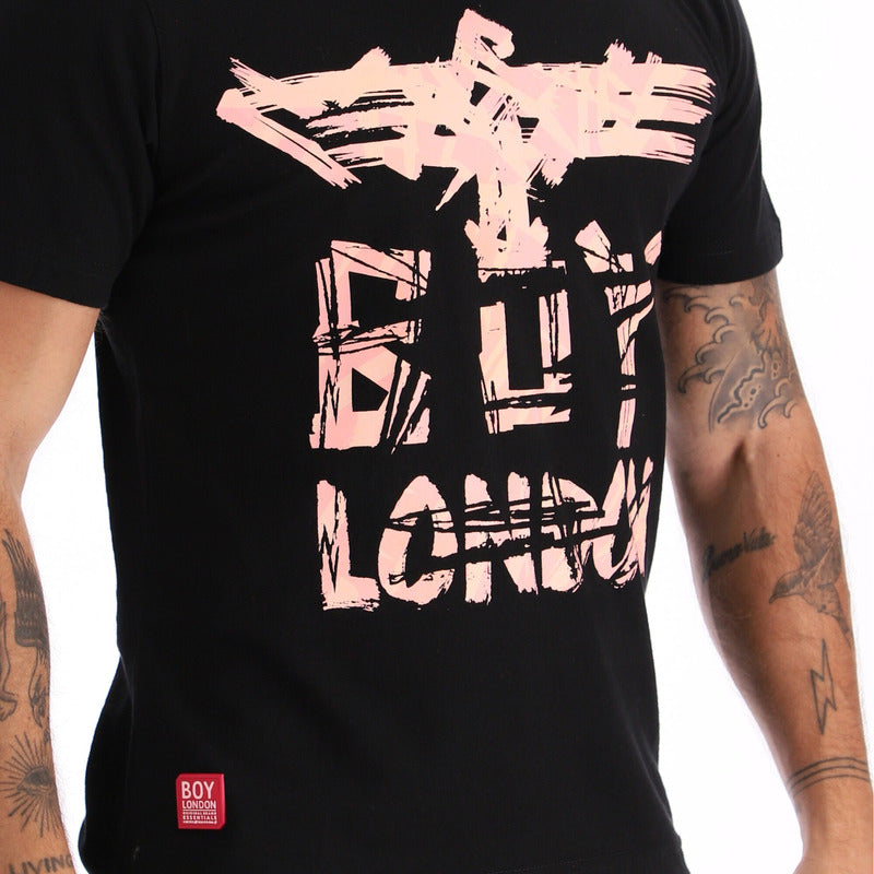 Playera Negra Manga Corta Hombre Estampado Rosa Boy London