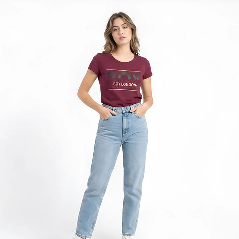 Playera Boy London Mujer Vino Logo Dorado Básica Vino