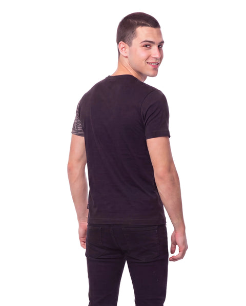 Playera Hombre Letras Negras Estampado Cruzado Boy London