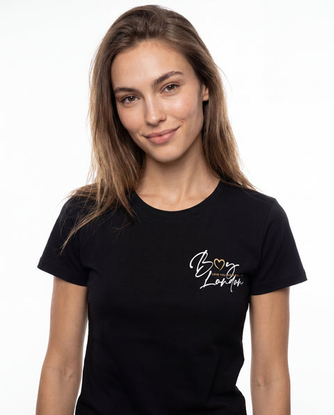Playera Boy London Mujer Negra Logo Cursivo Pecho