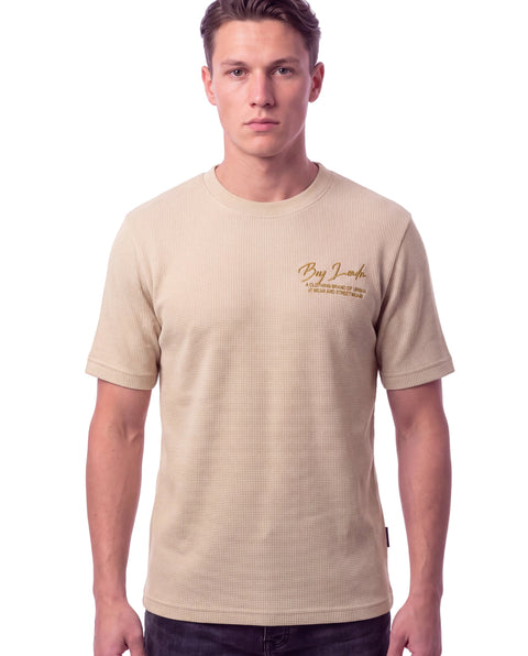 Playera Boy London Waffle Firma Caligráfica Dorada Beige