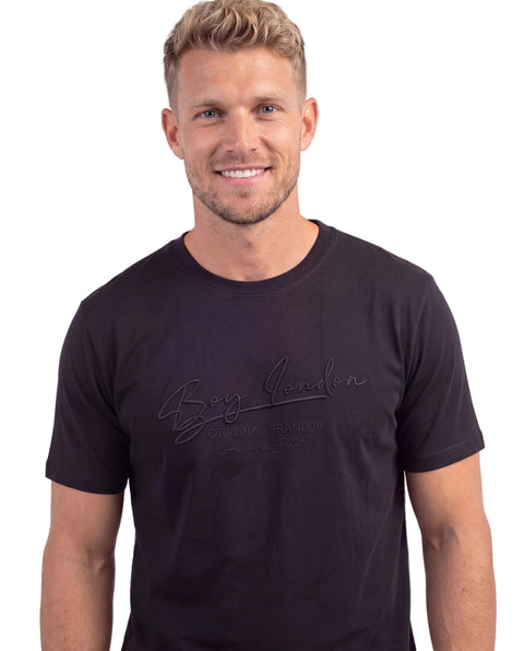 Playera Negra Boy London Estampado Tonal en Relieve