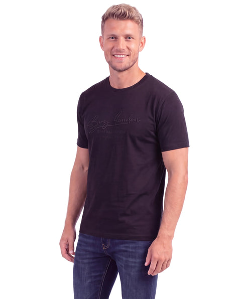 Playera Negra Boy London Estampado Tonal en Relieve