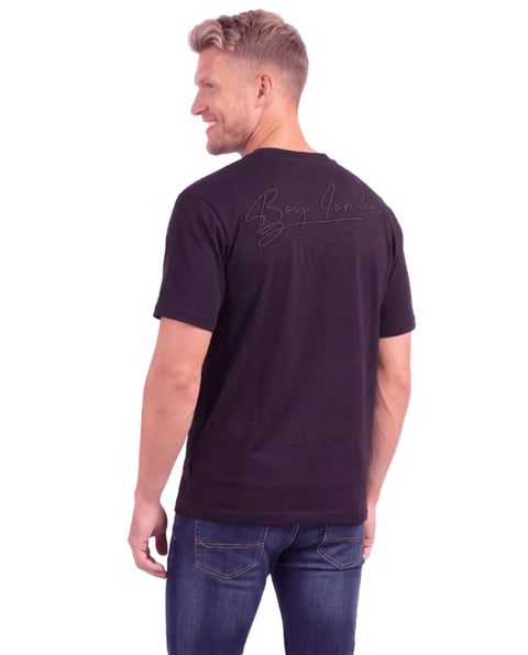 Playera Negra Boy London Estampado Tonal en Relieve