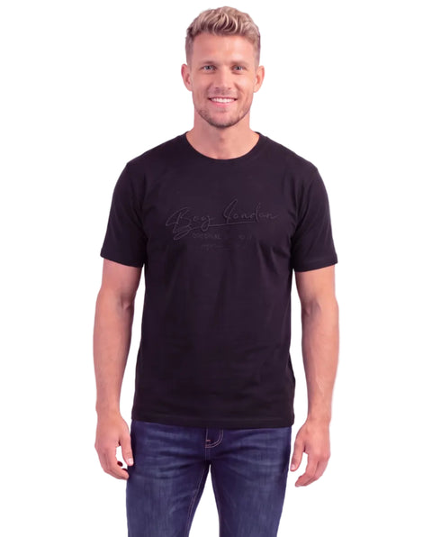 Playera Negra Boy London Estampado Tonal en Relieve