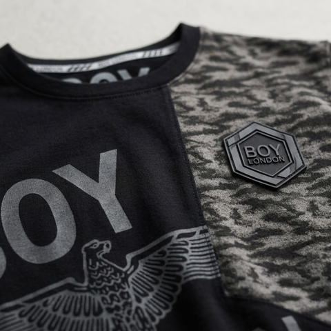 Playera Hombre Letras Negras Estampado Cruzado Boy London