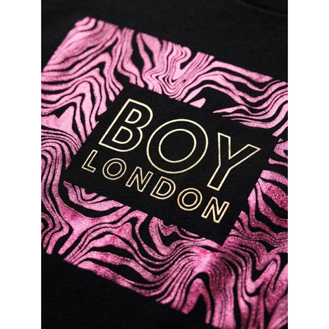 Playera Boy London Mujer Negra Estampado Rosa Foil